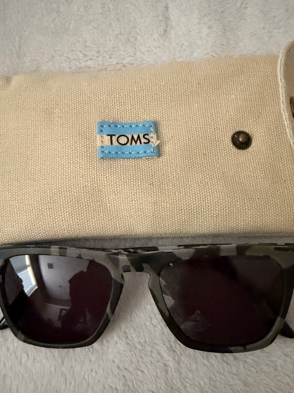 TOMS Uni-sex -Camo Pattern Sunglasses with Cream Canvas Case and Blue Logo